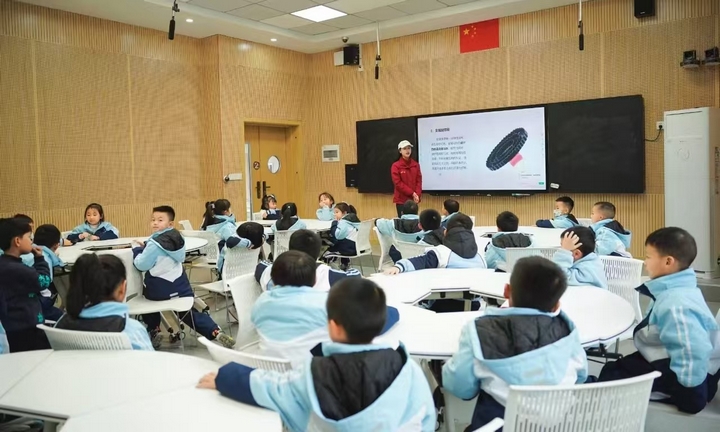 贵州贵阳：马术课程进校园 骑士精神驻童心(图4)