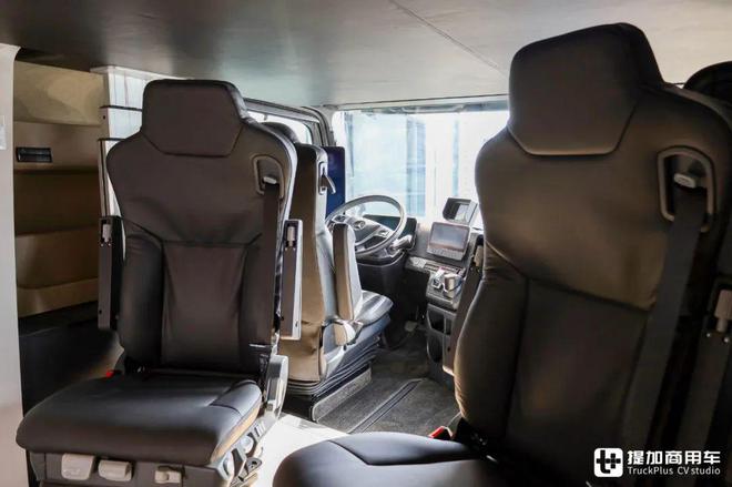 豪华如A型房车限量版底盘改装奔驰Actros Edition 2马匹运输车了解一下(图11)