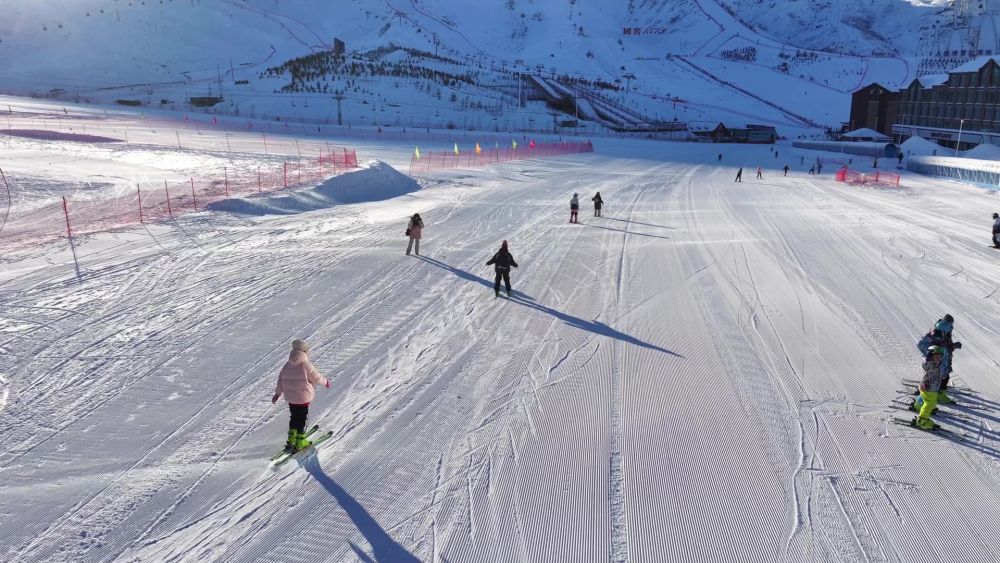 新春走基层 在人类滑雪起源地 上“最幸福的体育课”(图5)