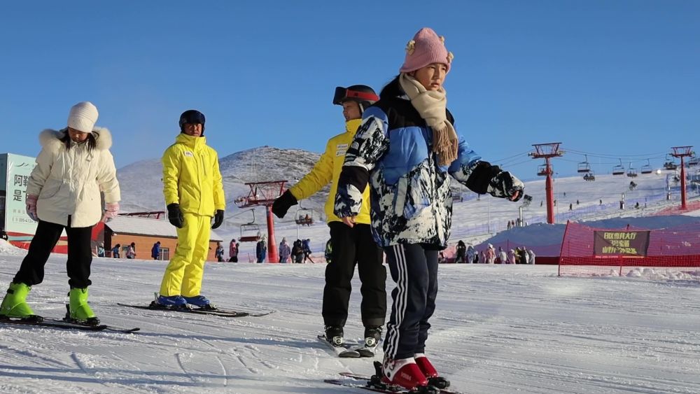 新春走基层 在人类滑雪起源地 上“最幸福的体育课”(图3)