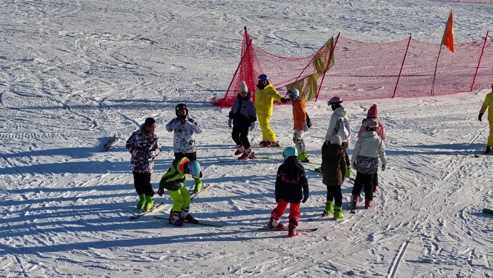新春走基层 在人类滑雪起源地 上“最幸福的体育课”(图6)