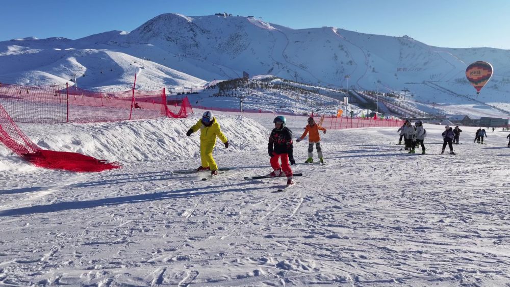 新春走基层 在人类滑雪起源地 上“最幸福的体育课”(图8)