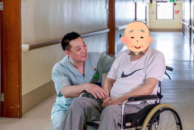 “最美养老护理员”朱亚东：把每位老人当作自己的父母一样照顾(图5)