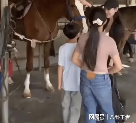 大S女儿骑马画面！完全遗传妈妈身材美貌长得与汪小菲没关系(图2)