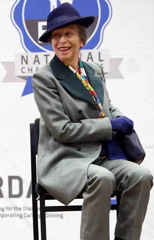 气场全开！73岁安妮马术锦标赛上演时尚秀美翻全场卡米拉输了！(图3)