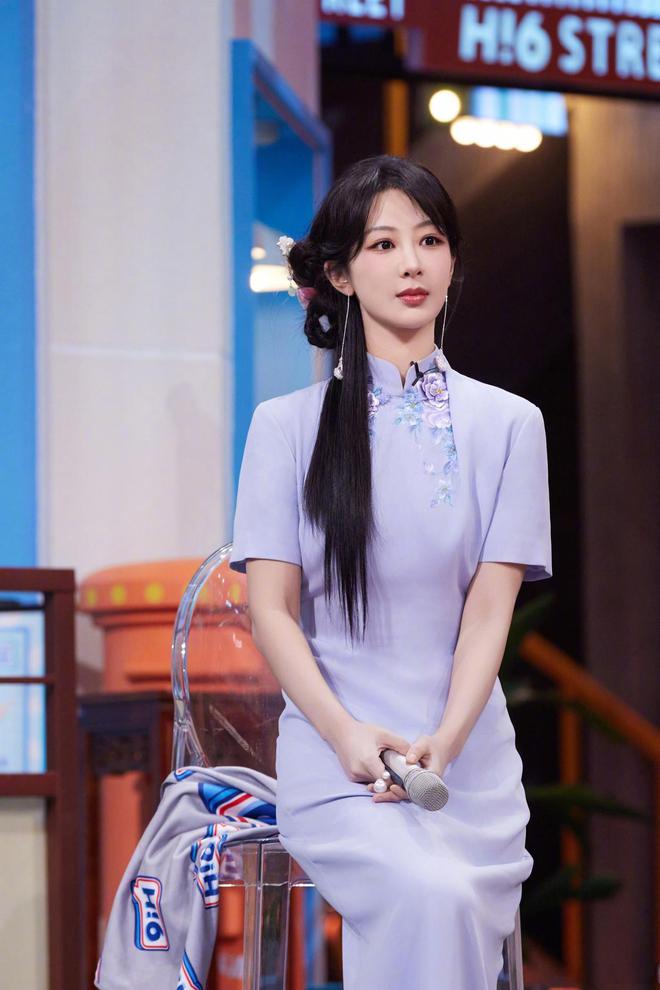 杨紫拍戏遇突发状况：马匹近距离排泄杨紫专注表演显专业(图2)