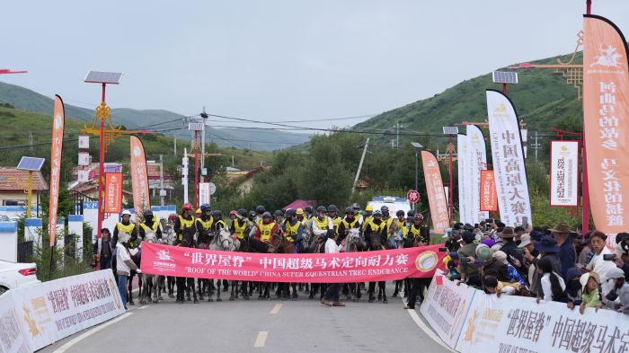 首届“世界屋脊”中国超级定向马术耐力赛红原站开赛(图1)