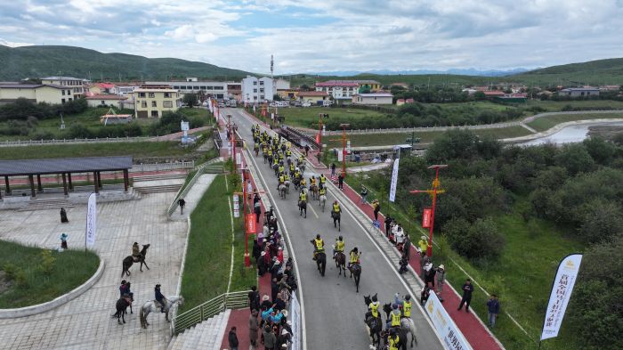 首届“世界屋脊”中国超级定向马术耐力赛红原站开赛(图2)