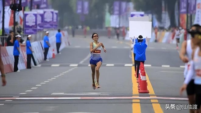 最快“女护士”张水华2个月靠跑步挣了20万被所在医院处分！(图4)